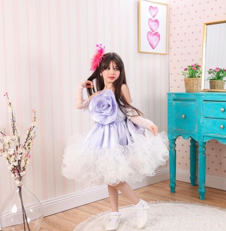 فستان الوردة الأنيقة بأكمام خارجية