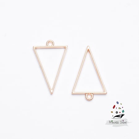 366 - تعليقة شكل مثلث لون ذهبي