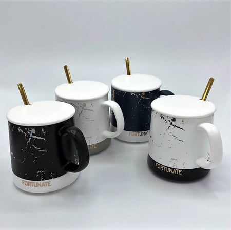 كوب سيراميكي رخامي بتصميم بسيط مع غطاء وملعقه ذهبية أنيقة