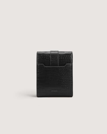 شنطة نسائية بحجم ميني بلون أسود.