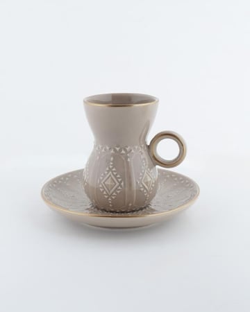 طقم قهوة وشاهي من السيراميك بلون بيج.