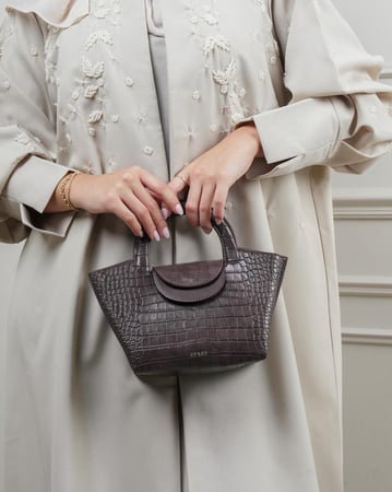 شنطة نسائية واسعة بلون بني