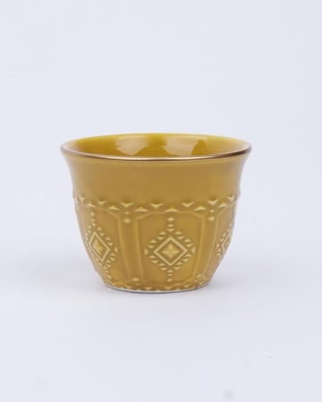 طقم قهوة وشاهي من السيراميك بلون أصفر.