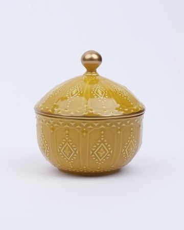 طقم قهوة وشاهي من السيراميك بلون أصفر.