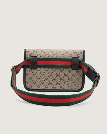 طقم هدية للجنسين من شنطة ومحفظة وميدالية.