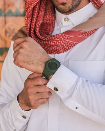 ساعة رجاليه بسير من الكاربون بلون أخضر