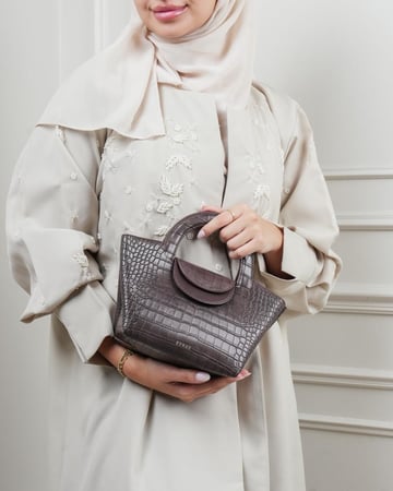 شنطة نسائية واسعة بلون بني