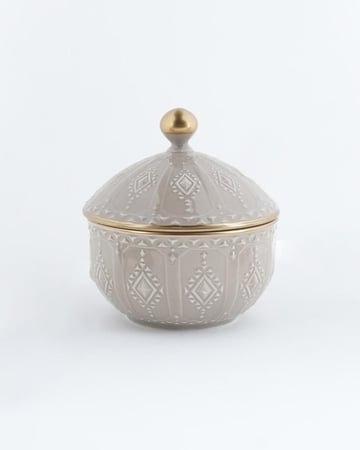 طقم قهوة وشاهي من السيراميك بلون بيج.