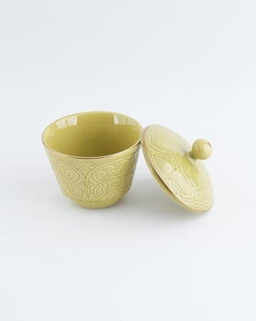 طقم فناجين قهوة وشاهي باللون أخضر فاتح.