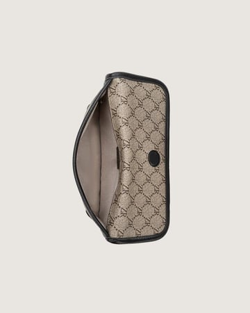 طقم هدية للجنسين من شنطة ومحفظة وميدالية.