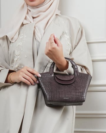 شنطة نسائية واسعة بلون بني