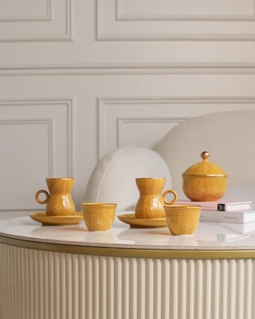 طقم قهوة وشاهي من السيراميك بلون أصفر.