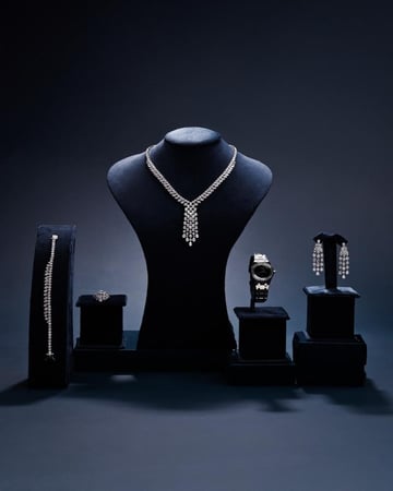 طقم نسائي زركون مع ساعة باللون الفضي