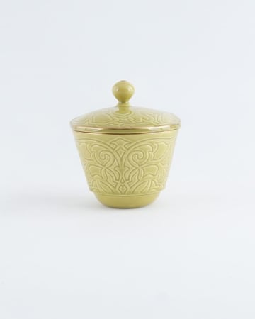 طقم فناجين قهوة وشاهي باللون أخضر فاتح.