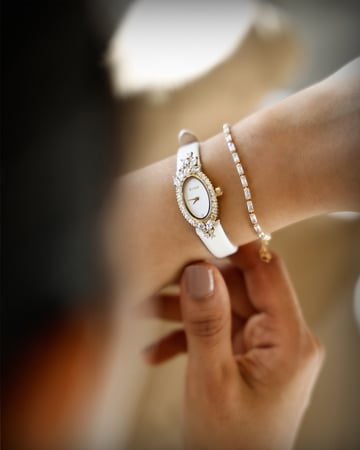 ساعة نغم النسائية تعبر عنك بسير جلدي بلون أبيض