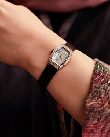 ساعة أَديم النسائية جلد بلون أسود