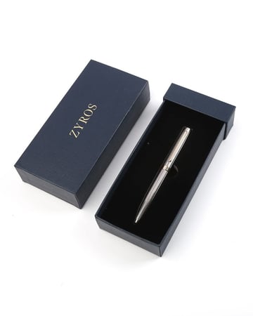 قلم رجالي أنيق بلون فضي وذهبي.