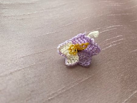 اكسسوار الورد المطرز