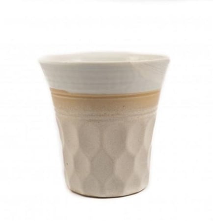 كوب فخار بيج بنمط هندسي جميل