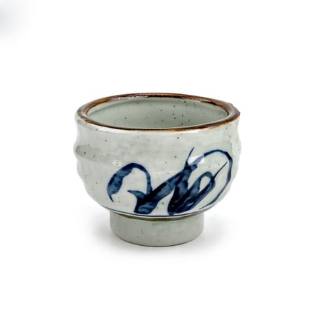 كوب فخار بقاعدة برسوم ورق أزرق وحواف بنية