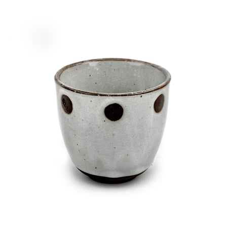 كوب الفخار الرمادي بنمط اسود أنيق