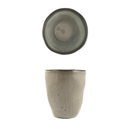 كوب فخار رمادي متداخل مع ازرق بحواف
