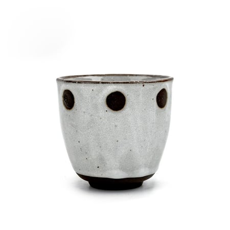 كوب الفخار الرمادي بنمط اسود أنيق