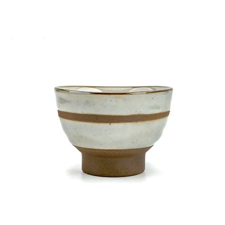 كوب فخار بقاعدة وحواف بنية