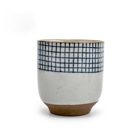 كوب الفخار الرمادي المقلم بالازرق بقاعدة واطراف بنية حجم متوسط