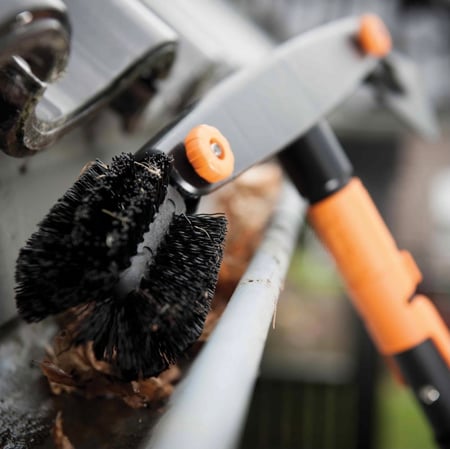 أدوات حدائق يدوية رأس تنظيف المزراب Fiskars QuikFit Gutter Cleaner
