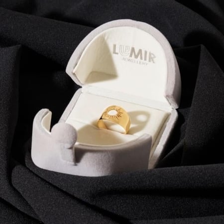 خاتم شمس ذهب صافي عيار 21            الوزن : 4.25g