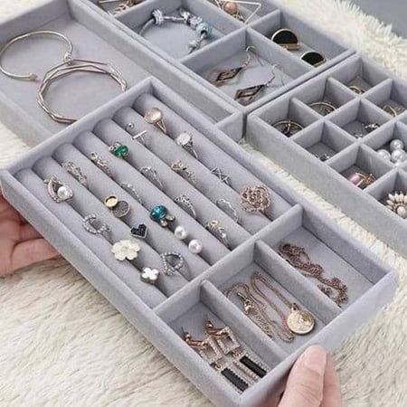 منظم خواتم ومجوهرات وإكسسوارات مقسمة بحجم عملي للتنظيم والترتيب