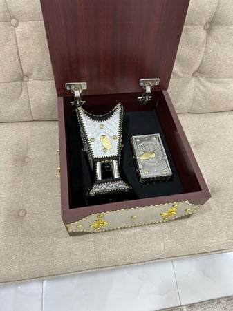 مبخرة ملكية وعلبه داخل صندوق