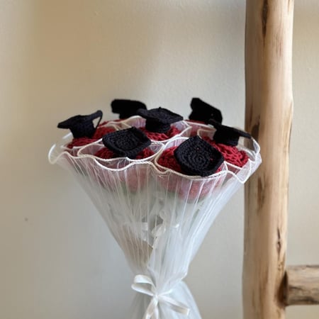 وردة على هيئة خريجة