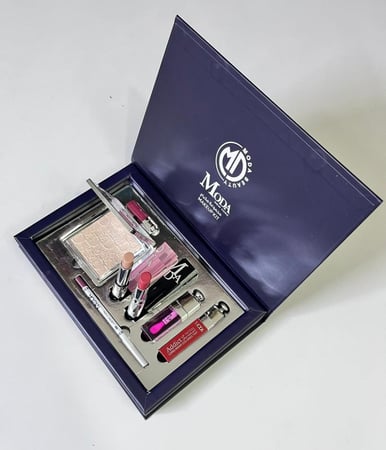 بوكس مكياج جديد 7 قطع – لمسة فخامة وأناقة في كل إطلالة