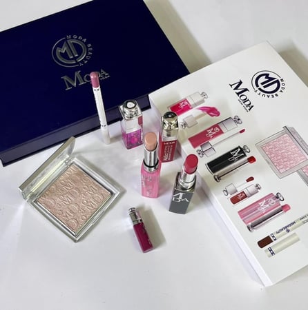 بوكس مكياج جديد 7 قطع – لمسة فخامة وأناقة في كل إطلالة