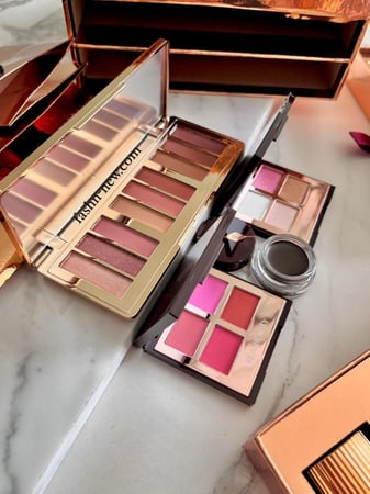 بوكس مكياج ذهبي بديل شارلوت