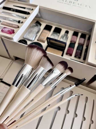 بوكس مكياج بدل ديور ريل بيوتي