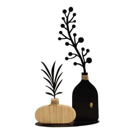 ديكور منزل خشبي بقاعدة لون أسود