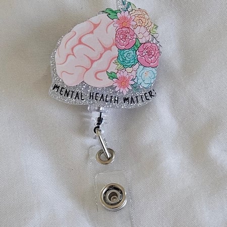 مشبك بطاقة تعريفية على شكل دماغ مزهر مع عبارة -Mental Health Matters