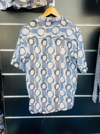 قميص بأكمام قصيرة