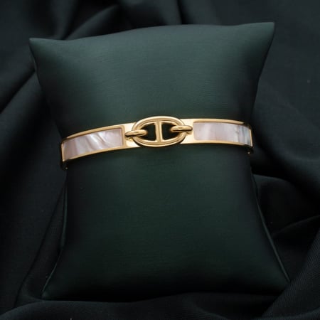 اسوارة باللون الذهبي