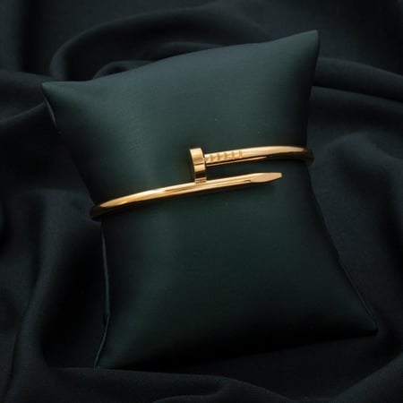 اسوارة مسمار استيل ذهبي صيحة صاخبة لاتنتهي ..