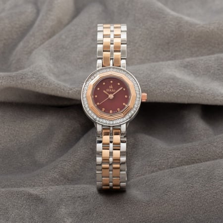 الساعة النسائية ذات التفاصيل المميزة لإطلالة ملفتة باللون الفضي والنحاسي ميناء عودي