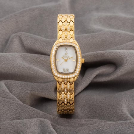 ساعة نسائية باللون الذهبي