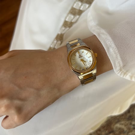 ساعة نسائية باللونين الفضي والذهبي