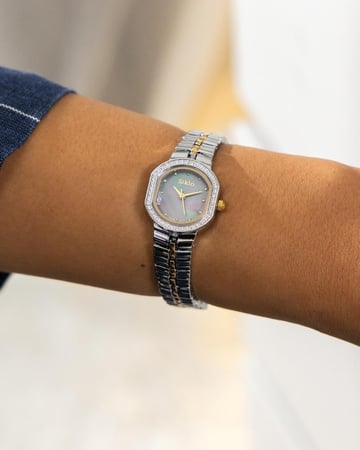 ساعة بتصميم هندسي ناعم