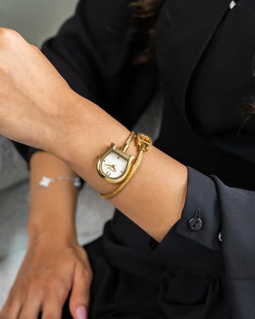ساعة فاخرة بتصميم مبتكر باللون الذهبي