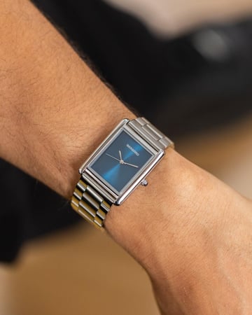 ساعة بتصميم للأناقة والهيبة باللون الفضي ميناء كحلي