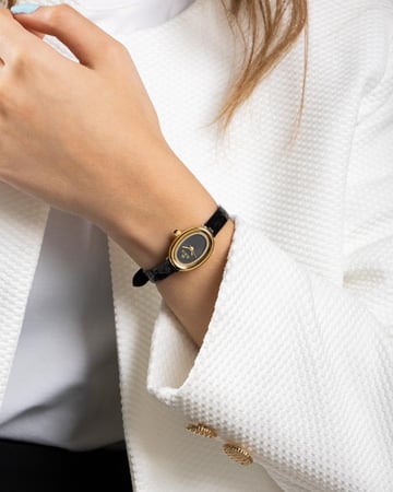 تحفة زمنية بنبض كلاسيكي باللون الذهبي الاسود